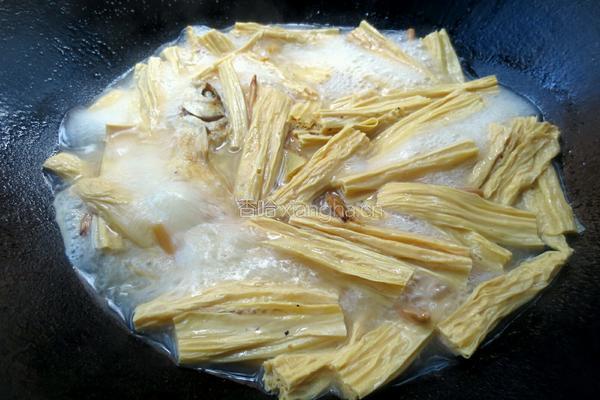 腐竹金针菜鱼汤的做法图解8