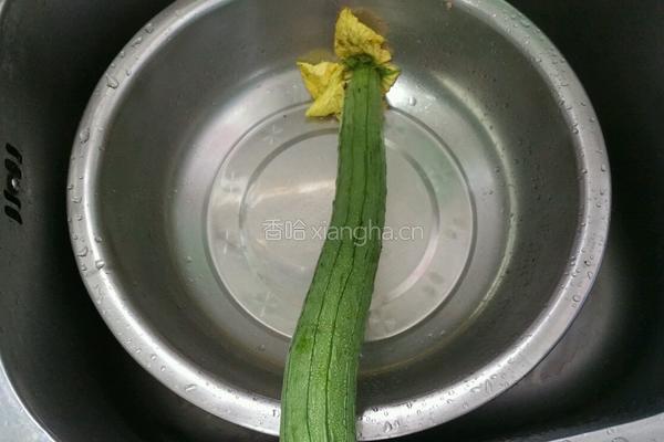 丝瓜蛋花汤的做法图解1