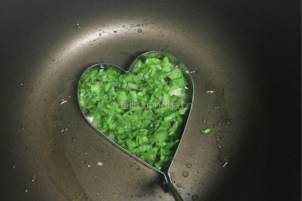 青菜爱心煎蛋的做法图解2