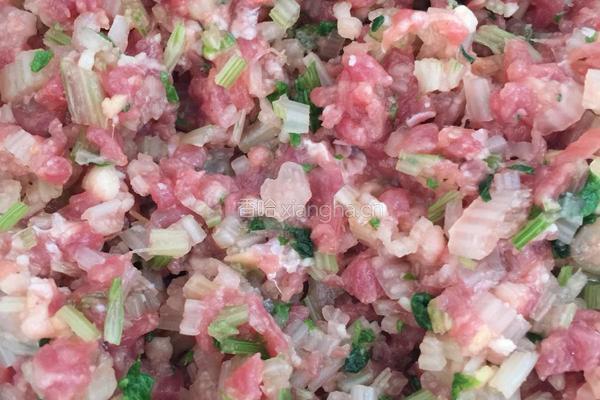 牛肉芹菜大蒸饺的做法图解2