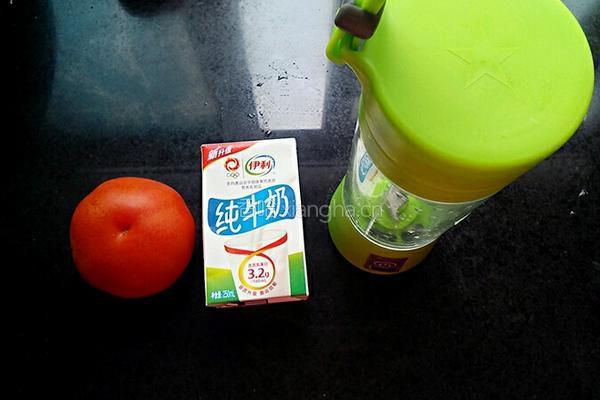牛奶番茄汁的做法图解1