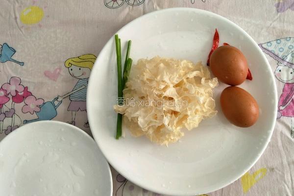 银耳鸡蛋羹的做法图解1