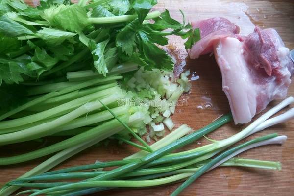 芹菜肉丸的做法图解1