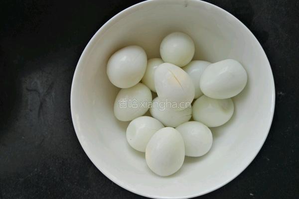 鹌鹑蛋烧鱼的做法图解2