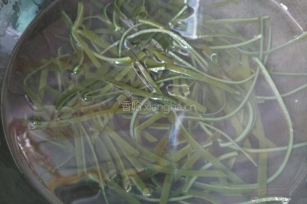 海带豆芽汤的做法图解2