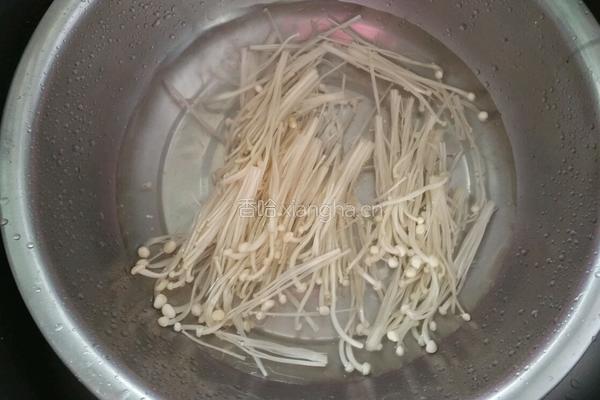 金针菇炒肉片的做法图解2