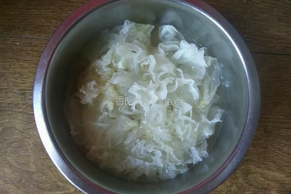 凉拌银耳粉丝的做法图解2