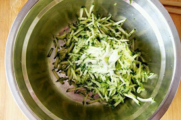 黄瓜鸡蛋虾仁饺子的做法图解5