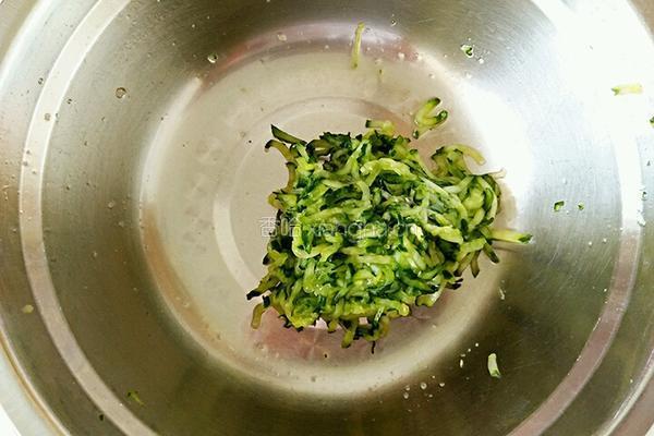 黄瓜鸡蛋虾仁饺子的做法图解6