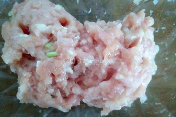 胡萝卜玉米瘦肉汤的做法图解2