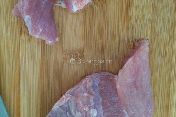 胡萝卜烧肉的做法图解1