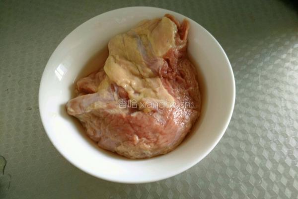 花生牛肉辣椒酱的做法图解1