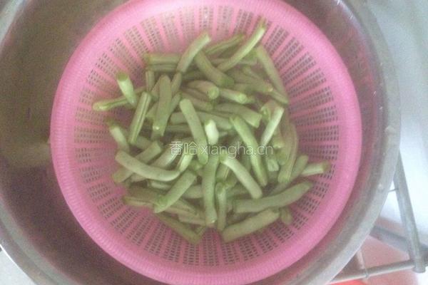 酱煽四季豆的做法图解1