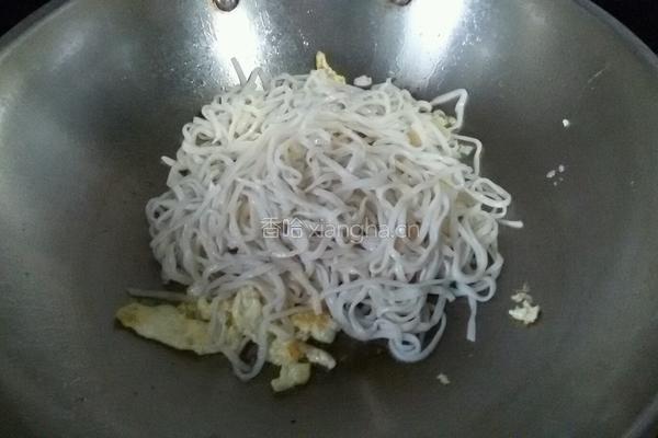 老干妈鸡蛋炒面的做法图解6
