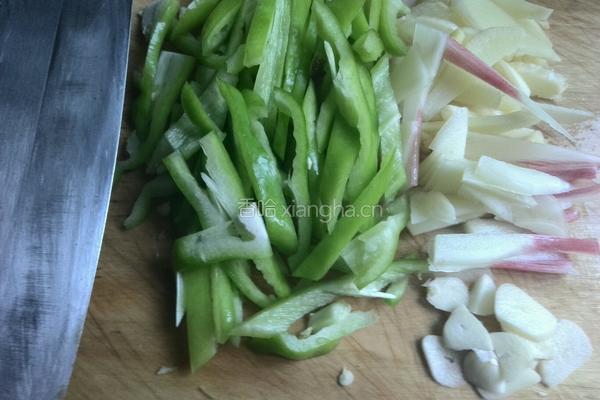 青椒炒鸭肉的做法图解2