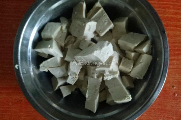 简易皮蛋豆腐的做法图解1