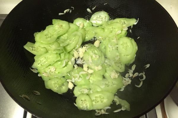 虾米炒黄瓜的做法图解5