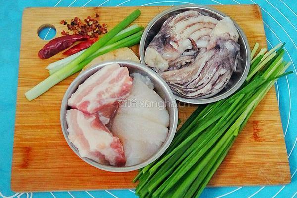 鱿鱼馅水饺的做法图解1