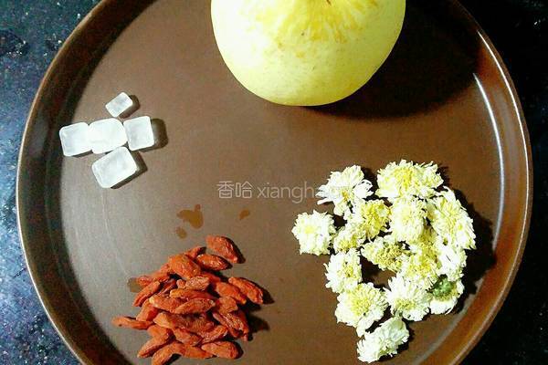 雪梨菊花茶的做法图解1