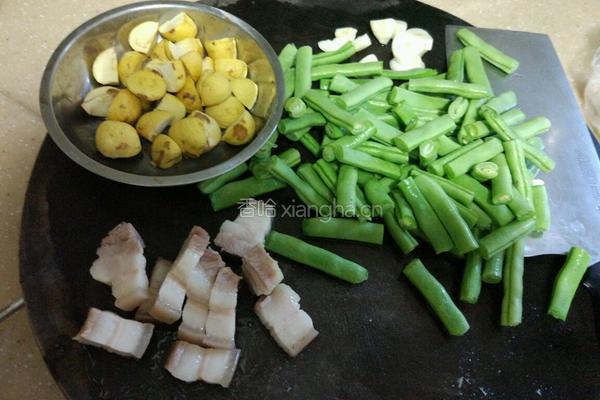 栗子四季豆红烧肉的做法图解2