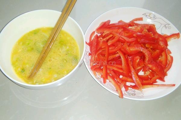 红椒炒鸡蛋饼的做法图解1