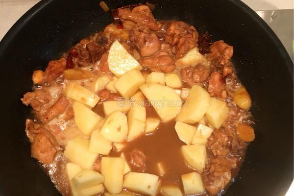 地锅鸡（因为家里没有容器所以菜和主食都放锅里了）宫子城的做法图解6