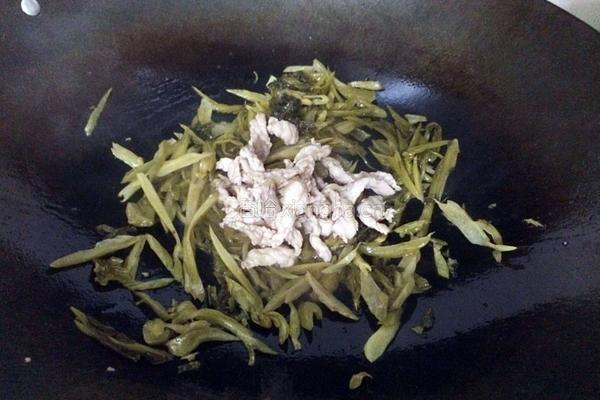 酸菜炒肉片的做法图解6