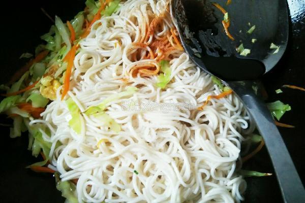 鸡蛋卷心菜炒面条的做法图解10