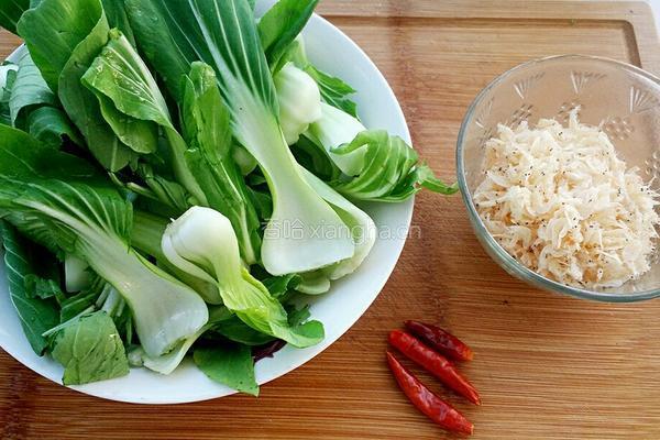 油菜炒虾皮的做法图解1