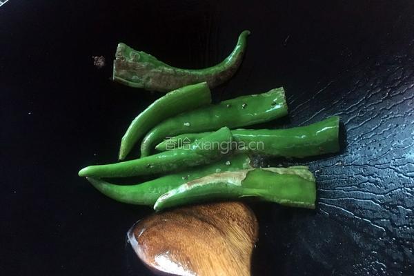 蒜香虎皮辣椒的做法图解5