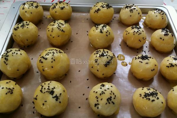 酥皮蛋黄月饼的做法图解7