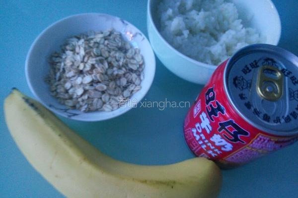 香蕉奶香麦片粥的做法图解1
