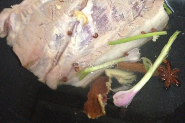 重庆咸菜扣肉的做法图解3