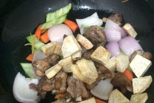 芋头排骨煲的做法图解6