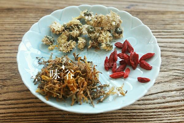 金银花菊花茶的做法图解1