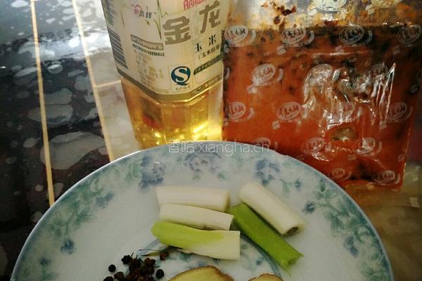 酸菜鲤鱼的做法图解1