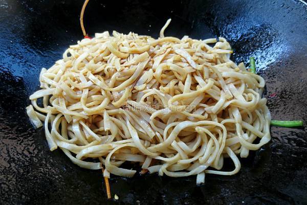 三丝炒河粉的做法图解4
