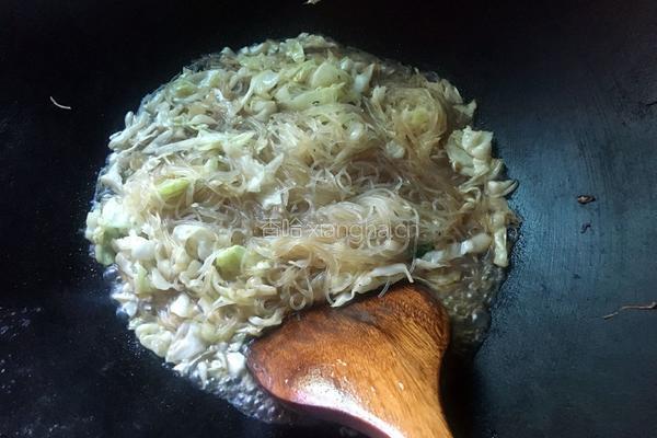 包心菜炒粉丝的做法图解7