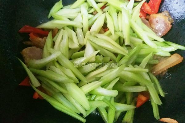 腊肉炒西芹的做法图解7