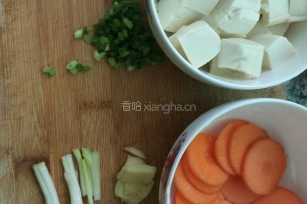 鲫鱼萝卜豆腐汤的做法图解2