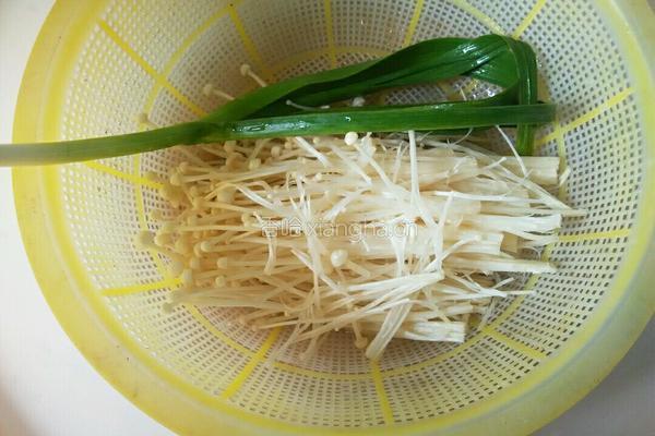 金针菇煮面条的做法图解1