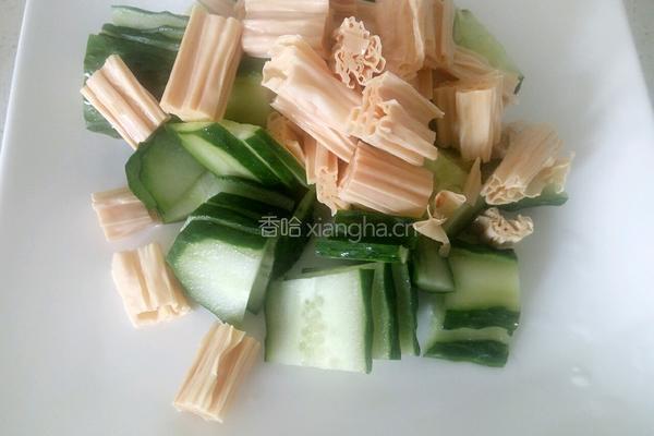 黄瓜凉拌腐竹的做法图解3