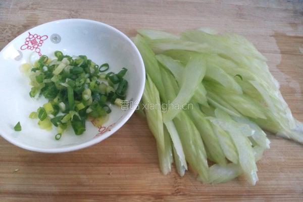 芹菜面条的做法图解3