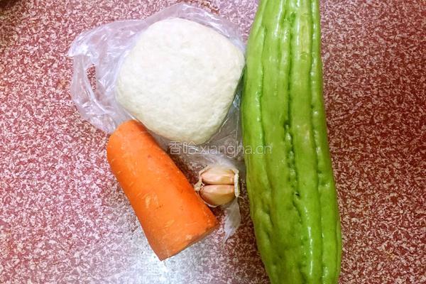 苦瓜烧豆腐的做法图解1