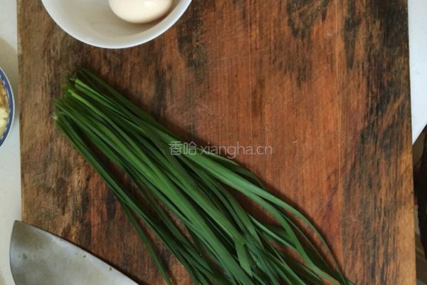 韭菜焖土鸡蛋的做法图解1