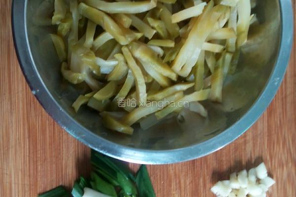榨菜炒毛豆的做法图解3