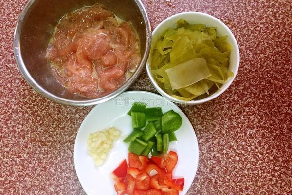 咸菜炒猪肉的做法图解1