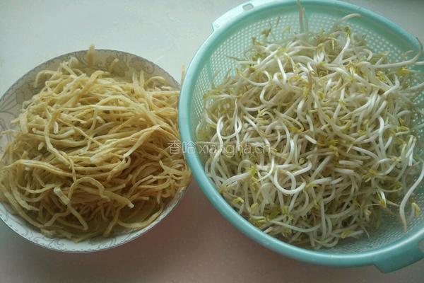 豆芽焖饼条的做法图解1