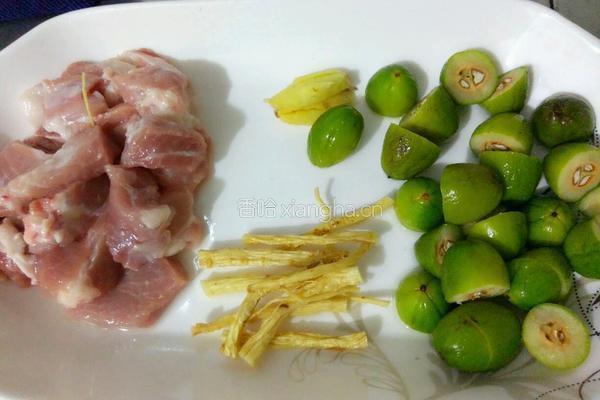 青橄榄瘦肉汤的做法图解2