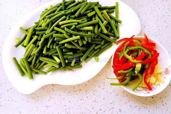 蒜苔腊肉的做法图解2